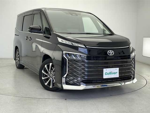 トヨタ ヴォクシー S－Z 千葉県 2023(令5)年 1.1万km アティチュードブラックマイカ 快適利便パッケージhigh/電動リアゲート/2列目オットマン/1/2列目シートヒーター/純正10.5インチディスプレイオーディオ/DVD CD BT フルセグTV/ステアリングスイッチ/ＥＴＣ２．０/ハーフレザーシート/衝突軽減ブレーキ/レーダークルーズコントロール/レーンキープアシスト/前後コーナーセンサー/オートライトハイビーム/LEDヘッドライト/純正フロアマット/純正アルミホイール/スマートキー/プッシュスタート