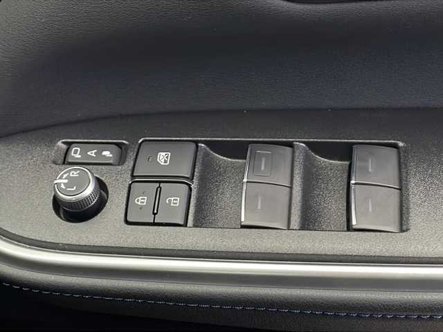 トヨタ ヴォクシー S－Z 千葉県 2023(令5)年 1.1万km アティチュードブラックマイカ 快適利便パッケージhigh/電動リアゲート/2列目オットマン/1/2列目シートヒーター/純正10.5インチディスプレイオーディオ/DVD CD BT フルセグTV/ステアリングスイッチ/ＥＴＣ２．０/ハーフレザーシート/衝突軽減ブレーキ/レーダークルーズコントロール/レーンキープアシスト/前後コーナーセンサー/オートライトハイビーム/LEDヘッドライト/純正フロアマット/純正アルミホイール/スマートキー/プッシュスタート