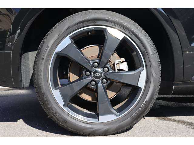 アウディ Ｑ５ ブラックエディション 大分県 2019(令1)年 6.4万km 黒 特別仕様車（250台限定）/Audiプレセンス/Audiサイドアシスト/Audiアクティブレーンアシスト/アダプティブクルーズコントロール/純正ナビ/CarPlay/Bluetooth/バックカメラ/黒革/シートヒーター/パワーシート/ハイビームアシスト/アンビエントライト/純正20インチAW/ETC/純正ドライブレコーダー前後