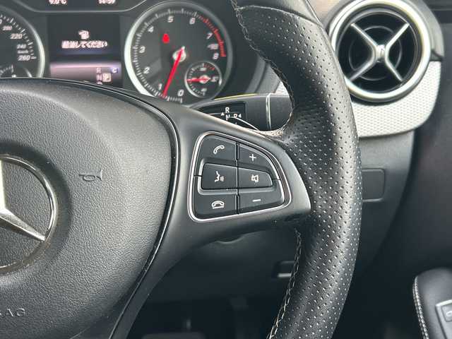 メルセデス・ベンツ Ｂ１８０ 兵庫県 2018(平30)年 5万km カルサイトホワイト 登録時走行距離49476km/レーダーセーフティパッケージ/純正ナビ/フルセグTV/バックカメラ/スマートキー/プッシュスタート/スカッフイルミネーション/前後ドライブレコーダー/前席シートヒーター/純正フロアマット/LEDヘッドランプ/AW付スタッドレスタイヤ4本積込/保証書/取説/スペアキー