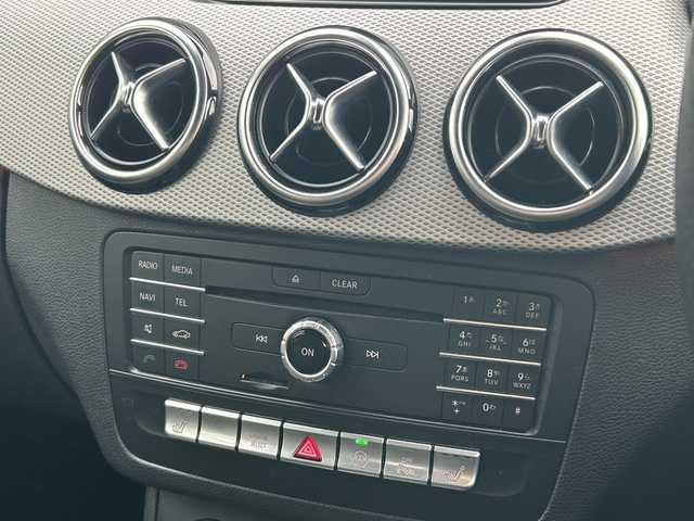 メルセデス・ベンツ Ｂ１８０ 兵庫県 2018(平30)年 5万km カルサイトホワイト 登録時走行距離49476km/レーダーセーフティパッケージ/純正ナビ/フルセグTV/バックカメラ/スマートキー/プッシュスタート/スカッフイルミネーション/前後ドライブレコーダー/前席シートヒーター/純正フロアマット/LEDヘッドランプ/AW付スタッドレスタイヤ4本積込/保証書/取説/スペアキー