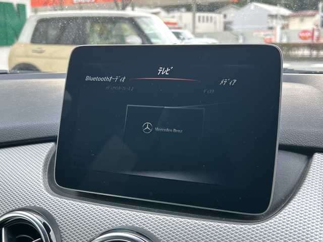メルセデス・ベンツ Ｂ１８０ 兵庫県 2018(平30)年 5万km カルサイトホワイト 登録時走行距離49476km/レーダーセーフティパッケージ/純正ナビ/フルセグTV/バックカメラ/スマートキー/プッシュスタート/スカッフイルミネーション/前後ドライブレコーダー/前席シートヒーター/純正フロアマット/LEDヘッドランプ/AW付スタッドレスタイヤ4本積込/保証書/取説/スペアキー
