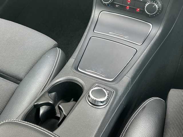 メルセデス・ベンツ Ｂ１８０ 兵庫県 2018(平30)年 5万km カルサイトホワイト 登録時走行距離49476km/レーダーセーフティパッケージ/純正ナビ/フルセグTV/バックカメラ/スマートキー/プッシュスタート/スカッフイルミネーション/前後ドライブレコーダー/前席シートヒーター/純正フロアマット/LEDヘッドランプ/AW付スタッドレスタイヤ4本積込/保証書/取説/スペアキー