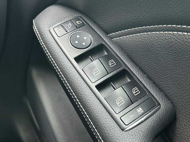 メルセデス・ベンツ Ｂ１８０ 兵庫県 2018(平30)年 5万km カルサイトホワイト 登録時走行距離49476km/レーダーセーフティパッケージ/純正ナビ/フルセグTV/バックカメラ/スマートキー/プッシュスタート/スカッフイルミネーション/前後ドライブレコーダー/前席シートヒーター/純正フロアマット/LEDヘッドランプ/AW付スタッドレスタイヤ4本積込/保証書/取説/スペアキー