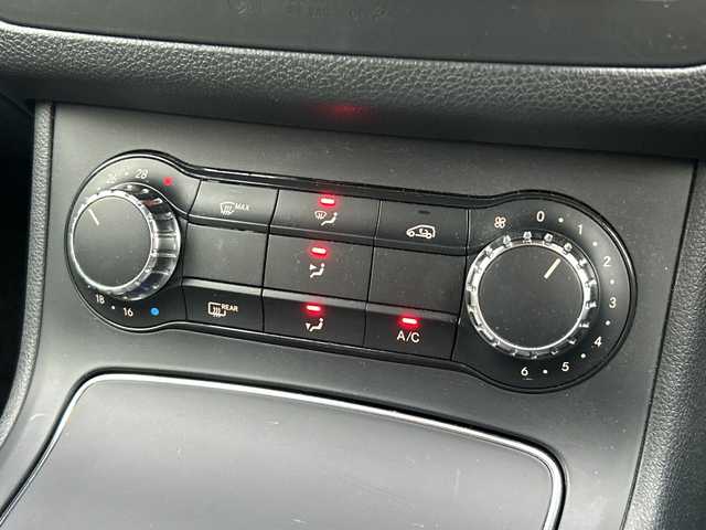 メルセデス・ベンツ Ｂ１８０ 兵庫県 2018(平30)年 5万km カルサイトホワイト 登録時走行距離49476km/レーダーセーフティパッケージ/純正ナビ/フルセグTV/バックカメラ/スマートキー/プッシュスタート/スカッフイルミネーション/前後ドライブレコーダー/前席シートヒーター/純正フロアマット/LEDヘッドランプ/AW付スタッドレスタイヤ4本積込/保証書/取説/スペアキー