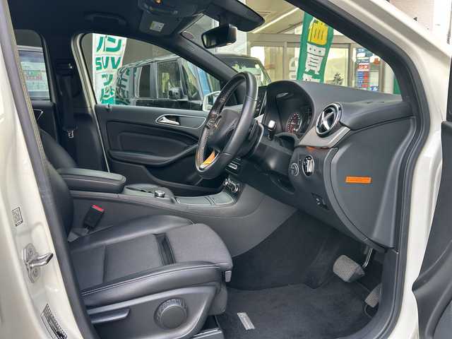 メルセデス・ベンツ Ｂ１８０ 兵庫県 2018(平30)年 5万km カルサイトホワイト 登録時走行距離49476km/レーダーセーフティパッケージ/純正ナビ/フルセグTV/バックカメラ/スマートキー/プッシュスタート/スカッフイルミネーション/前後ドライブレコーダー/前席シートヒーター/純正フロアマット/LEDヘッドランプ/AW付スタッドレスタイヤ4本積込/保証書/取説/スペアキー