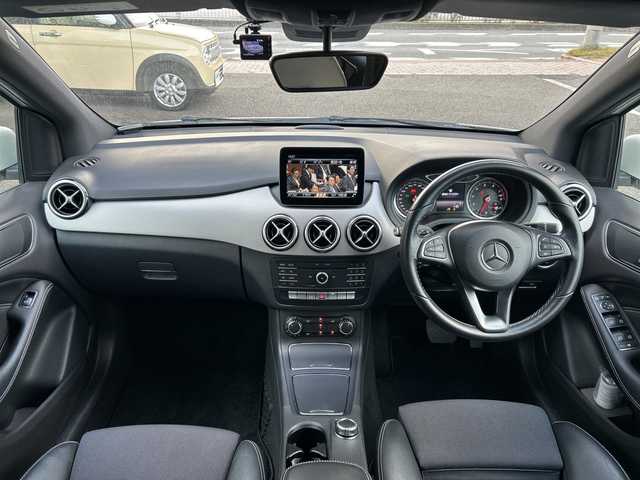 メルセデス・ベンツ Ｂ１８０ 兵庫県 2018(平30)年 5万km カルサイトホワイト 登録時走行距離49476km/レーダーセーフティパッケージ/純正ナビ/フルセグTV/バックカメラ/スマートキー/プッシュスタート/スカッフイルミネーション/前後ドライブレコーダー/前席シートヒーター/純正フロアマット/LEDヘッドランプ/AW付スタッドレスタイヤ4本積込/保証書/取説/スペアキー