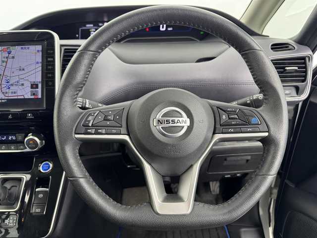 日産 セレナ e－パワー ハイウェイスター V 大阪府 2022(令4)年 5.9万km ブリリアントホワイトパール プロパイロット/純正ナビ/（Bluetooth／フルセグＴＶ／ＣＤ／ＤＶＤ）/全周囲カメラ/ＥＴＣ/ドラレコ/アラウンドビューモニター/インテリジェントルームミラー/純正フリップダウンモニター/両側パワースライドドア/純正１５インチＡＷ/ウインカーミラー/プッシュスタート
