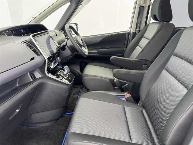 日産 セレナ e－パワー ハイウェイスター V 大阪府 2022(令4)年 5.9万km ブリリアントホワイトパール プロパイロット/純正ナビ/（Bluetooth／フルセグＴＶ／ＣＤ／ＤＶＤ）/全周囲カメラ/ＥＴＣ/ドラレコ/アラウンドビューモニター/インテリジェントルームミラー/純正フリップダウンモニター/両側パワースライドドア/純正１５インチＡＷ/ウインカーミラー/プッシュスタート