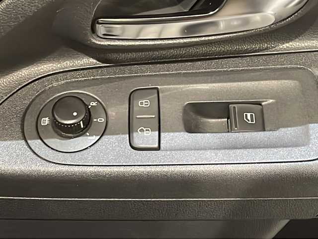 フォルクスワーゲン アップ！ ムーブアップ！ 新潟県 2013(平25)年 11万km ディープブラックパールエフェクト シティセーフティブレーキ/純正CDオーディオ/レザー調シートカバー/社外アルミホイール/リモコンキー