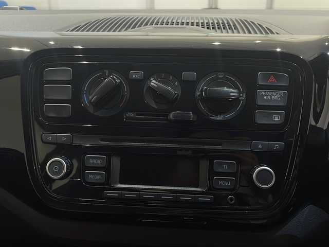 フォルクスワーゲン アップ！ ムーブアップ！ 新潟県 2013(平25)年 11万km ディープブラックパールエフェクト シティセーフティブレーキ/純正CDオーディオ/レザー調シートカバー/社外アルミホイール/リモコンキー