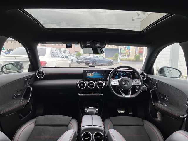 メルセデス・ベンツ Ｍ・ベンツ Ａ２００ｄ AMGライン 三重県 2021(令3)年 1.6万km コスモスブラック ワンオーナー/サンルーフ/走行距離15296km/♪アクティブブレーキアシスト/♪アクティブステアリングアシスト/♪アクティブブラインドスポットアシスト/♪アクティブレーンキーピングアシスト/♪純正メーカーナビ/　・フルセグ・Bluetoothオーディオ・USB/♪バックガイドカメラ/♪スマートキー×2/♪プッシュスタート/♪アダプティブクルーズコントロール/♪クリアランスソナー/♪ハーフレザーシート/♪前席パワーシート(メモリ付き)/♪前席シートヒーター/♪LEDヘッドライト/♪オートライト/♪オートハイビーム/♪オートリトラクタブルミラー/♪リアフォグライト/♪純正18インチAW/♪革巻ステアリング/♪ステアリングスイッチ/♪パドルシフト/♪アイドリングストップ/♪フロアマット/♪プライバシーガラス/♪サイド/カーテンエアバック/♪電動パーキングスイッチ/♪ETC2.0/♪横滑り防止機能