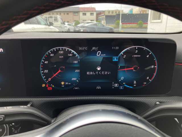 メルセデス・ベンツ Ｍ・ベンツ Ａ２００ｄ AMGライン 三重県 2021(令3)年 1.6万km コスモスブラック ワンオーナー/サンルーフ/走行距離15296km/♪アクティブブレーキアシスト/♪アクティブステアリングアシスト/♪アクティブブラインドスポットアシスト/♪アクティブレーンキーピングアシスト/♪純正メーカーナビ/　・フルセグ・Bluetoothオーディオ・USB/♪バックガイドカメラ/♪スマートキー×2/♪プッシュスタート/♪アダプティブクルーズコントロール/♪クリアランスソナー/♪ハーフレザーシート/♪前席パワーシート(メモリ付き)/♪前席シートヒーター/♪LEDヘッドライト/♪オートライト/♪オートハイビーム/♪オートリトラクタブルミラー/♪リアフォグライト/♪純正18インチAW/♪革巻ステアリング/♪ステアリングスイッチ/♪パドルシフト/♪アイドリングストップ/♪フロアマット/♪プライバシーガラス/♪サイド/カーテンエアバック/♪電動パーキングスイッチ/♪ETC2.0/♪横滑り防止機能