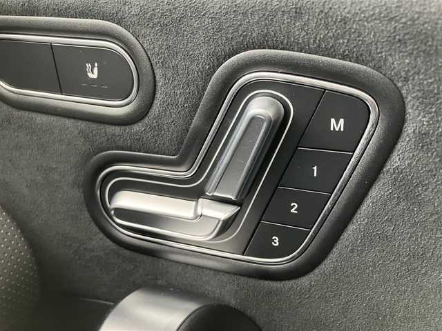 メルセデス・ベンツ Ｍ・ベンツ Ａ２００ｄ AMGライン 三重県 2021(令3)年 1.6万km コスモスブラック ワンオーナー/サンルーフ/走行距離15296km/♪アクティブブレーキアシスト/♪アクティブステアリングアシスト/♪アクティブブラインドスポットアシスト/♪アクティブレーンキーピングアシスト/♪純正メーカーナビ/　・フルセグ・Bluetoothオーディオ・USB/♪バックガイドカメラ/♪スマートキー×2/♪プッシュスタート/♪アダプティブクルーズコントロール/♪クリアランスソナー/♪ハーフレザーシート/♪前席パワーシート(メモリ付き)/♪前席シートヒーター/♪LEDヘッドライト/♪オートライト/♪オートハイビーム/♪オートリトラクタブルミラー/♪リアフォグライト/♪純正18インチAW/♪革巻ステアリング/♪ステアリングスイッチ/♪パドルシフト/♪アイドリングストップ/♪フロアマット/♪プライバシーガラス/♪サイド/カーテンエアバック/♪電動パーキングスイッチ/♪ETC2.0/♪横滑り防止機能