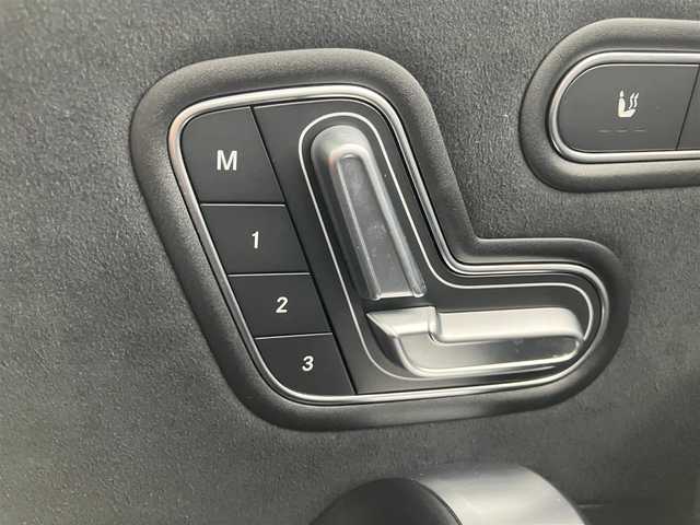 メルセデス・ベンツ Ｍ・ベンツ Ａ２００ｄ AMGライン 三重県 2021(令3)年 1.6万km コスモスブラック ワンオーナー/サンルーフ/走行距離15296km/♪アクティブブレーキアシスト/♪アクティブステアリングアシスト/♪アクティブブラインドスポットアシスト/♪アクティブレーンキーピングアシスト/♪純正メーカーナビ/　・フルセグ・Bluetoothオーディオ・USB/♪バックガイドカメラ/♪スマートキー×2/♪プッシュスタート/♪アダプティブクルーズコントロール/♪クリアランスソナー/♪ハーフレザーシート/♪前席パワーシート(メモリ付き)/♪前席シートヒーター/♪LEDヘッドライト/♪オートライト/♪オートハイビーム/♪オートリトラクタブルミラー/♪リアフォグライト/♪純正18インチAW/♪革巻ステアリング/♪ステアリングスイッチ/♪パドルシフト/♪アイドリングストップ/♪フロアマット/♪プライバシーガラス/♪サイド/カーテンエアバック/♪電動パーキングスイッチ/♪ETC2.0/♪横滑り防止機能