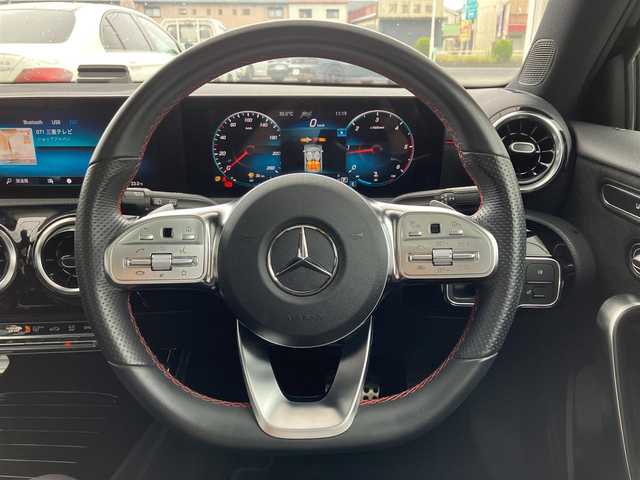 メルセデス・ベンツ Ｍ・ベンツ Ａ２００ｄ AMGライン 三重県 2021(令3)年 1.6万km コスモスブラック ワンオーナー/サンルーフ/走行距離15296km/♪アクティブブレーキアシスト/♪アクティブステアリングアシスト/♪アクティブブラインドスポットアシスト/♪アクティブレーンキーピングアシスト/♪純正メーカーナビ/　・フルセグ・Bluetoothオーディオ・USB/♪バックガイドカメラ/♪スマートキー×2/♪プッシュスタート/♪アダプティブクルーズコントロール/♪クリアランスソナー/♪ハーフレザーシート/♪前席パワーシート(メモリ付き)/♪前席シートヒーター/♪LEDヘッドライト/♪オートライト/♪オートハイビーム/♪オートリトラクタブルミラー/♪リアフォグライト/♪純正18インチAW/♪革巻ステアリング/♪ステアリングスイッチ/♪パドルシフト/♪アイドリングストップ/♪フロアマット/♪プライバシーガラス/♪サイド/カーテンエアバック/♪電動パーキングスイッチ/♪ETC2.0/♪横滑り防止機能
