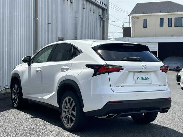 レクサス ＮＸ 200t Iパッケージ 静岡県 2016(平28)年 7万km ソニッククォーツ ユーザー買取車両/純正SDナビ（AM/FM/CD/USB/BT/TV/AUX）/純正3眼LEDヘッドライト/純正18インチAW/ビルトインETC2.0/ドライブレコーダー/サンルーフ/シートヒーター/クルーズコントロール（追従走行有り）/パワーシート（D.N席）/アイドリングストップ/シートヒーター（D.N席）/パドルシフト/パーキングアシスト/ステアリングヒーター