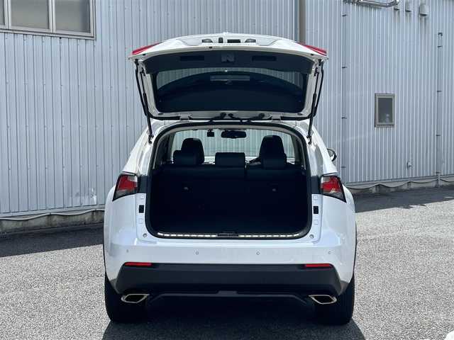 レクサス ＮＸ 200t Iパッケージ 静岡県 2016(平28)年 7万km ソニッククォーツ ユーザー買取車両/純正SDナビ（AM/FM/CD/USB/BT/TV/AUX）/純正3眼LEDヘッドライト/純正18インチAW/ビルトインETC2.0/ドライブレコーダー/サンルーフ/シートヒーター/クルーズコントロール（追従走行有り）/パワーシート（D.N席）/アイドリングストップ/シートヒーター（D.N席）/パドルシフト/パーキングアシスト/ステアリングヒーター