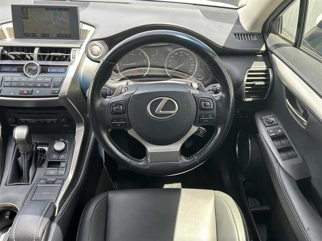 レクサス ＮＸ 200t Iパッケージ 静岡県 2016(平28)年 7万km ソニッククォーツ ユーザー買取車両/純正SDナビ（AM/FM/CD/USB/BT/TV/AUX）/純正3眼LEDヘッドライト/純正18インチAW/ビルトインETC2.0/ドライブレコーダー/サンルーフ/シートヒーター/クルーズコントロール（追従走行有り）/パワーシート（D.N席）/アイドリングストップ/シートヒーター（D.N席）/パドルシフト/パーキングアシスト/ステアリングヒーター