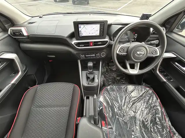 ダイハツ ロッキー X 愛媛県 2023(令5)年 2.8万km グレーマイカM 純正７型ナビ(フルセグTV/BT)/バックカメラ/ドライブレコーダー/アイドリングストップ/クリアランスソナー/衝突被害軽減装置/ＬＥＤヘッドライト/オートライト/ＨＤＭＩ入力端子/電格ミラー/ステアリングリモコン/ヘッドライトレベライザー/BLITSレーダー/現状サマー(純正AW)(195/65/R16)/DUNLOP ENASAVE EC300+/禁煙車