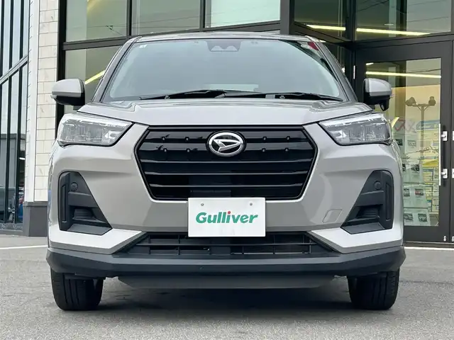 ダイハツ ロッキー X 愛媛県 2023(令5)年 2.8万km グレーマイカM 純正７型ナビ(フルセグTV/BT)/バックカメラ/ドライブレコーダー/アイドリングストップ/クリアランスソナー/衝突被害軽減装置/ＬＥＤヘッドライト/オートライト/ＨＤＭＩ入力端子/電格ミラー/ステアリングリモコン/ヘッドライトレベライザー/BLITSレーダー/現状サマー(純正AW)(195/65/R16)/DUNLOP ENASAVE EC300+/禁煙車
