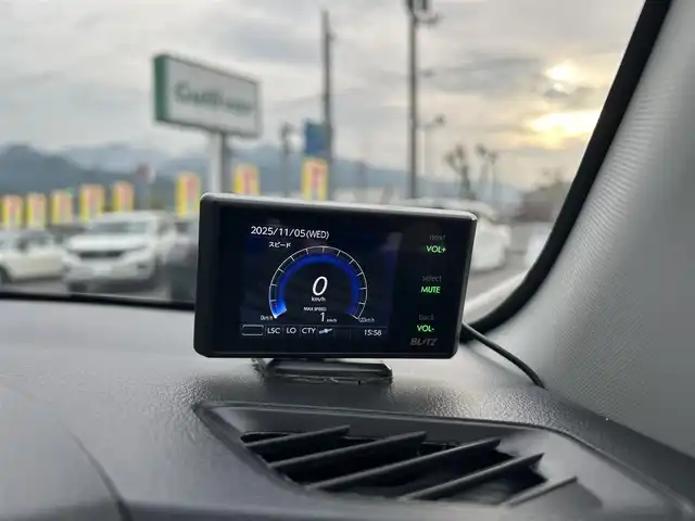 ダイハツ ロッキー X 愛媛県 2023(令5)年 2.8万km グレーマイカM 純正７型ナビ(フルセグTV/BT)/バックカメラ/ドライブレコーダー/アイドリングストップ/クリアランスソナー/衝突被害軽減装置/ＬＥＤヘッドライト/オートライト/ＨＤＭＩ入力端子/電格ミラー/ステアリングリモコン/ヘッドライトレベライザー/BLITSレーダー/現状サマー(純正AW)(195/65/R16)/DUNLOP ENASAVE EC300+/禁煙車