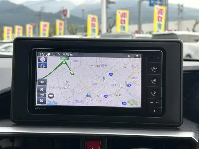 ダイハツ ロッキー X 愛媛県 2023(令5)年 2.8万km グレーマイカM 純正７型ナビ(フルセグTV/BT)/バックカメラ/ドライブレコーダー/アイドリングストップ/クリアランスソナー/衝突被害軽減装置/ＬＥＤヘッドライト/オートライト/ＨＤＭＩ入力端子/電格ミラー/ステアリングリモコン/ヘッドライトレベライザー/BLITSレーダー/現状サマー(純正AW)(195/65/R16)/DUNLOP ENASAVE EC300+/禁煙車