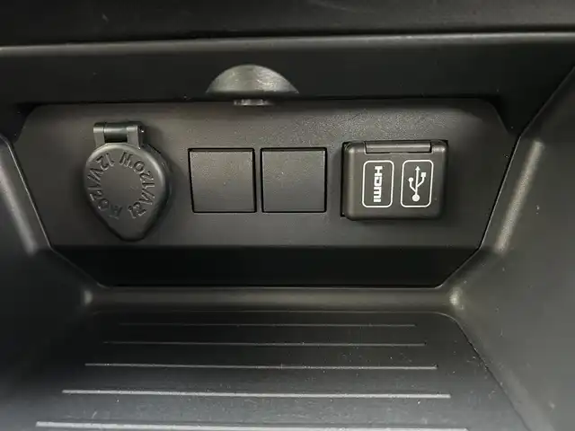 ダイハツ ロッキー X 愛媛県 2023(令5)年 2.8万km グレーマイカM 純正７型ナビ(フルセグTV/BT)/バックカメラ/ドライブレコーダー/アイドリングストップ/クリアランスソナー/衝突被害軽減装置/ＬＥＤヘッドライト/オートライト/ＨＤＭＩ入力端子/電格ミラー/ステアリングリモコン/ヘッドライトレベライザー/BLITSレーダー/現状サマー(純正AW)(195/65/R16)/DUNLOP ENASAVE EC300+/禁煙車