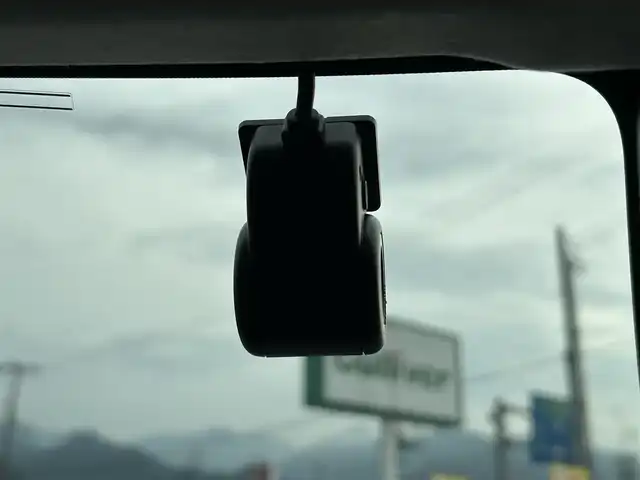 ダイハツ ロッキー X 愛媛県 2023(令5)年 2.8万km グレーマイカM 純正７型ナビ(フルセグTV/BT)/バックカメラ/ドライブレコーダー/アイドリングストップ/クリアランスソナー/衝突被害軽減装置/ＬＥＤヘッドライト/オートライト/ＨＤＭＩ入力端子/電格ミラー/ステアリングリモコン/ヘッドライトレベライザー/BLITSレーダー/現状サマー(純正AW)(195/65/R16)/DUNLOP ENASAVE EC300+/禁煙車