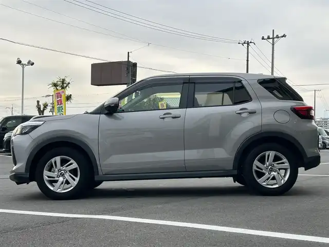 ダイハツ ロッキー X 愛媛県 2023(令5)年 2.8万km グレーマイカM 純正７型ナビ(フルセグTV/BT)/バックカメラ/ドライブレコーダー/アイドリングストップ/クリアランスソナー/衝突被害軽減装置/ＬＥＤヘッドライト/オートライト/ＨＤＭＩ入力端子/電格ミラー/ステアリングリモコン/ヘッドライトレベライザー/BLITSレーダー/現状サマー(純正AW)(195/65/R16)/DUNLOP ENASAVE EC300+/禁煙車