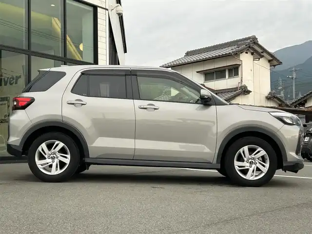 ダイハツ ロッキー X 愛媛県 2023(令5)年 2.8万km グレーマイカM 純正７型ナビ(フルセグTV/BT)/バックカメラ/ドライブレコーダー/アイドリングストップ/クリアランスソナー/衝突被害軽減装置/ＬＥＤヘッドライト/オートライト/ＨＤＭＩ入力端子/電格ミラー/ステアリングリモコン/ヘッドライトレベライザー/BLITSレーダー/現状サマー(純正AW)(195/65/R16)/DUNLOP ENASAVE EC300+/禁煙車
