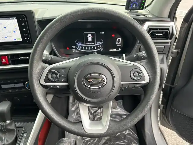 ダイハツ ロッキー X 愛媛県 2023(令5)年 2.8万km グレーマイカM 純正７型ナビ(フルセグTV/BT)/バックカメラ/ドライブレコーダー/アイドリングストップ/クリアランスソナー/衝突被害軽減装置/ＬＥＤヘッドライト/オートライト/ＨＤＭＩ入力端子/電格ミラー/ステアリングリモコン/ヘッドライトレベライザー/BLITSレーダー/現状サマー(純正AW)(195/65/R16)/DUNLOP ENASAVE EC300+/禁煙車