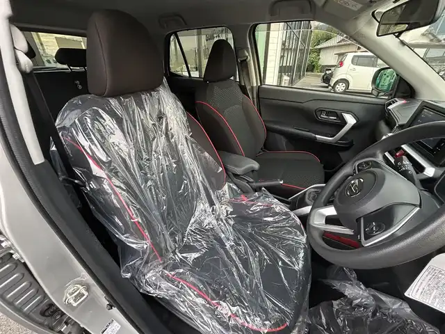 ダイハツ ロッキー X 愛媛県 2023(令5)年 2.8万km グレーマイカM 純正７型ナビ(フルセグTV/BT)/バックカメラ/ドライブレコーダー/アイドリングストップ/クリアランスソナー/衝突被害軽減装置/ＬＥＤヘッドライト/オートライト/ＨＤＭＩ入力端子/電格ミラー/ステアリングリモコン/ヘッドライトレベライザー/BLITSレーダー/現状サマー(純正AW)(195/65/R16)/DUNLOP ENASAVE EC300+/禁煙車