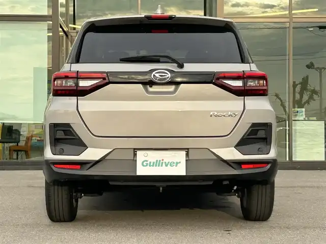 ダイハツ ロッキー X 愛媛県 2023(令5)年 2.8万km グレーマイカM 純正７型ナビ(フルセグTV/BT)/バックカメラ/ドライブレコーダー/アイドリングストップ/クリアランスソナー/衝突被害軽減装置/ＬＥＤヘッドライト/オートライト/ＨＤＭＩ入力端子/電格ミラー/ステアリングリモコン/ヘッドライトレベライザー/BLITSレーダー/現状サマー(純正AW)(195/65/R16)/DUNLOP ENASAVE EC300+/禁煙車