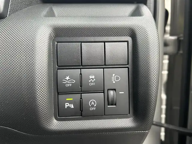 ダイハツ ロッキー X 愛媛県 2023(令5)年 2.8万km グレーマイカM 純正７型ナビ(フルセグTV/BT)/バックカメラ/ドライブレコーダー/アイドリングストップ/クリアランスソナー/衝突被害軽減装置/ＬＥＤヘッドライト/オートライト/ＨＤＭＩ入力端子/電格ミラー/ステアリングリモコン/ヘッドライトレベライザー/BLITSレーダー/現状サマー(純正AW)(195/65/R16)/DUNLOP ENASAVE EC300+/禁煙車