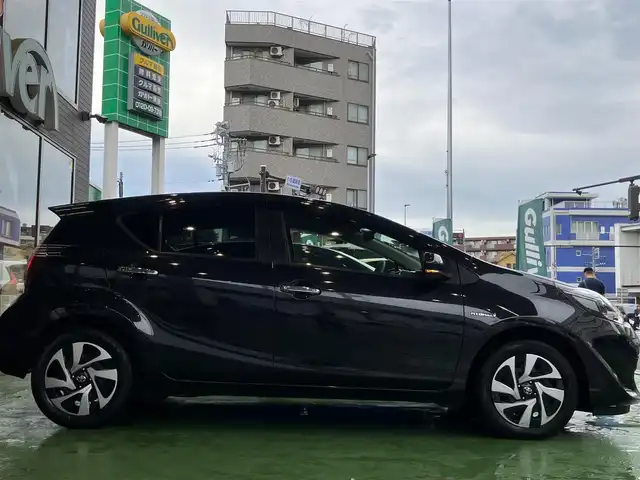 トヨタ アクア S スタイルブラック 神奈川県 2019(令1)年 0.7万km ブラックマイカ 純正メモリーナビ・ワンセグTV/（NSCN-W68）/バックカメラ/全方位カメラ/トヨタセーフティセンス/PCS(プリクラッシュセーフティ)/LDA(レーンディパーチャーアラート)/オートマチックハイビーム/先行車発進告知機能/ビルトインETC/LEDヘッドライト/LEDフォグランプ/オートライト/ドラレコ/ライトレベライザー/ウインカーミラー/ドルフィンアンテナ/プッシュスタート/スマートキー/ステアリングスイッチ/チルトステアリング/シートアジャスター/電動格納ミラー/フロアマット/ドアバイザー/VSC/Wエアバッグ/ABS/新車保証書/取扱説明書/ナビ取扱説明書/スペアキー（スマートキー）