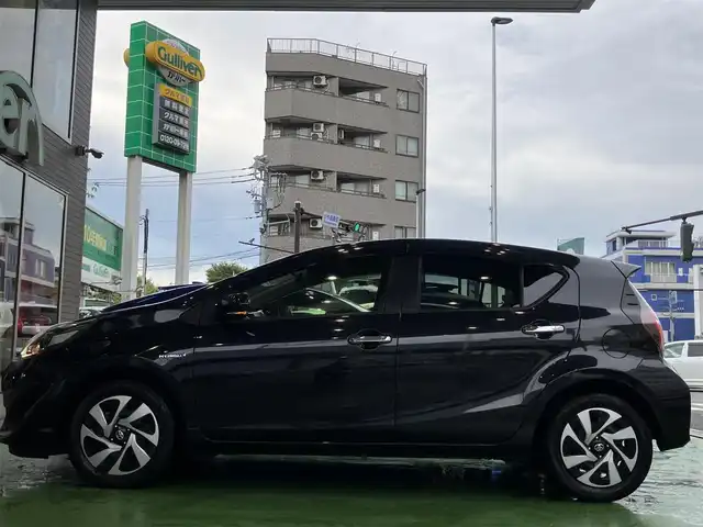 トヨタ アクア S スタイルブラック 神奈川県 2019(令1)年 0.7万km ブラックマイカ 純正メモリーナビ・ワンセグTV/（NSCN-W68）/バックカメラ/全方位カメラ/トヨタセーフティセンス/PCS(プリクラッシュセーフティ)/LDA(レーンディパーチャーアラート)/オートマチックハイビーム/先行車発進告知機能/ビルトインETC/LEDヘッドライト/LEDフォグランプ/オートライト/ドラレコ/ライトレベライザー/ウインカーミラー/ドルフィンアンテナ/プッシュスタート/スマートキー/ステアリングスイッチ/チルトステアリング/シートアジャスター/電動格納ミラー/フロアマット/ドアバイザー/VSC/Wエアバッグ/ABS/新車保証書/取扱説明書/ナビ取扱説明書/スペアキー（スマートキー）