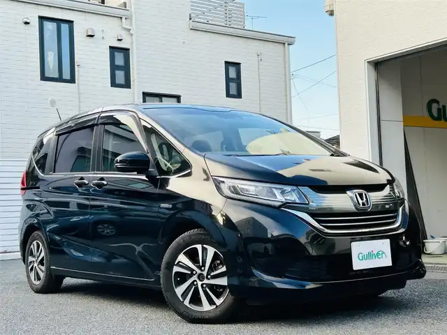 ホンダ フリード ハイブリット G ホンダセンシング 神奈川県 2019(平31)年 4.4万km プレミアムスパークルブラックパール ワンオーナー/純正メモリナビ/・DTV/CD/DVD/Bluetooth/Music Rack/バックカメラ/前後ドライブレコーダー/純正フリップダウンモニター/Honda SENSING/・アダプティブクルーズコントロール/・路外逸脱抑制機能/・先行車発進お知らせ機能/・車線維持支援システム/・衝突軽減ブレーキ/ビークルスタビリティアシスト/イモビライザー/両側パワースライドドア/ウォークスルー/純正１５インチアルミホイール/純正１５インチスタッドレススチールホイール（積載×４）/純正LEDヘッドライト/純正フロアマット/ビルトインETC/革巻きステアリング/プッシュEgスタート/ストップ/スマートキー×２/取扱説明書/新車時保証書