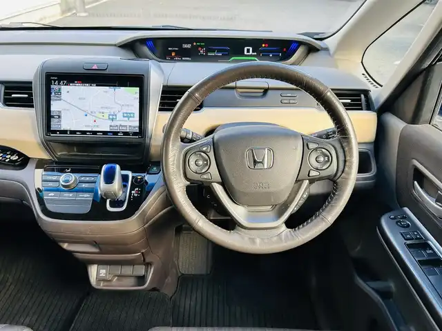 ホンダ フリード ハイブリット G ホンダセンシング 神奈川県 2019(平31)年 4.4万km プレミアムスパークルブラックパール ワンオーナー/純正メモリナビ/・DTV/CD/DVD/Bluetooth/Music Rack/バックカメラ/前後ドライブレコーダー/純正フリップダウンモニター/Honda SENSING/・アダプティブクルーズコントロール/・路外逸脱抑制機能/・先行車発進お知らせ機能/・車線維持支援システム/・衝突軽減ブレーキ/ビークルスタビリティアシスト/イモビライザー/両側パワースライドドア/ウォークスルー/純正１５インチアルミホイール/純正１５インチスタッドレススチールホイール（積載×４）/純正LEDヘッドライト/純正フロアマット/ビルトインETC/革巻きステアリング/プッシュEgスタート/ストップ/スマートキー×２/取扱説明書/新車時保証書