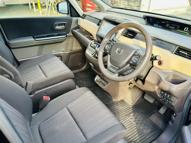 ホンダ フリード ハイブリット G ホンダセンシング 神奈川県 2019(平31)年 4.4万km プレミアムスパークルブラックパール ワンオーナー/純正メモリナビ/・DTV/CD/DVD/Bluetooth/Music Rack/バックカメラ/前後ドライブレコーダー/純正フリップダウンモニター/Honda SENSING/・アダプティブクルーズコントロール/・路外逸脱抑制機能/・先行車発進お知らせ機能/・車線維持支援システム/・衝突軽減ブレーキ/ビークルスタビリティアシスト/イモビライザー/両側パワースライドドア/ウォークスルー/純正１５インチアルミホイール/純正１５インチスタッドレススチールホイール（積載×４）/純正LEDヘッドライト/純正フロアマット/ビルトインETC/革巻きステアリング/プッシュEgスタート/ストップ/スマートキー×２/取扱説明書/新車時保証書