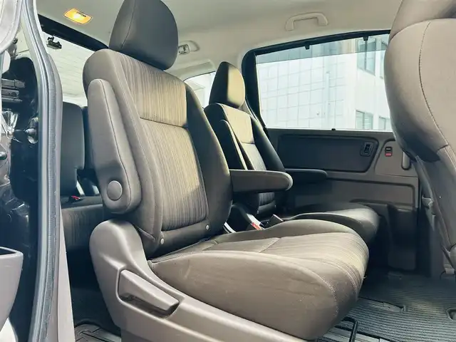 ホンダ フリード ハイブリット G ホンダセンシング 神奈川県 2019(平31)年 4.4万km プレミアムスパークルブラックパール ワンオーナー/純正メモリナビ/・DTV/CD/DVD/Bluetooth/Music Rack/バックカメラ/前後ドライブレコーダー/純正フリップダウンモニター/Honda SENSING/・アダプティブクルーズコントロール/・路外逸脱抑制機能/・先行車発進お知らせ機能/・車線維持支援システム/・衝突軽減ブレーキ/ビークルスタビリティアシスト/イモビライザー/両側パワースライドドア/ウォークスルー/純正１５インチアルミホイール/純正１５インチスタッドレススチールホイール（積載×４）/純正LEDヘッドライト/純正フロアマット/ビルトインETC/革巻きステアリング/プッシュEgスタート/ストップ/スマートキー×２/取扱説明書/新車時保証書