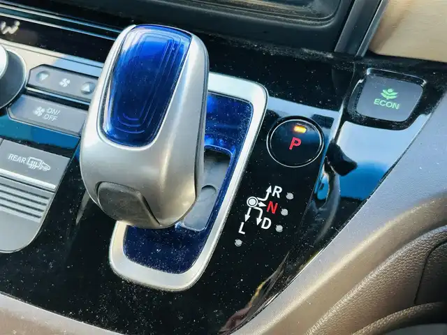 ホンダ フリード ハイブリット G ホンダセンシング 神奈川県 2019(平31)年 4.4万km プレミアムスパークルブラックパール ワンオーナー/純正メモリナビ/・DTV/CD/DVD/Bluetooth/Music Rack/バックカメラ/前後ドライブレコーダー/純正フリップダウンモニター/Honda SENSING/・アダプティブクルーズコントロール/・路外逸脱抑制機能/・先行車発進お知らせ機能/・車線維持支援システム/・衝突軽減ブレーキ/ビークルスタビリティアシスト/イモビライザー/両側パワースライドドア/ウォークスルー/純正１５インチアルミホイール/純正１５インチスタッドレススチールホイール（積載×４）/純正LEDヘッドライト/純正フロアマット/ビルトインETC/革巻きステアリング/プッシュEgスタート/ストップ/スマートキー×２/取扱説明書/新車時保証書