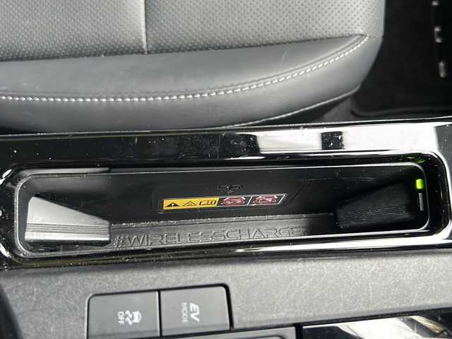 トヨタ プリウス Z 京都府 2023(令5)年 3.7万km プラチナホワイトパールマイカ ワンオーナー/純正ナビ/・FM/AM/Bluetooth/・フルセグテレビ/ETC2.0/ドライブレコーダー/全周囲カメラ/バックカメラ/Toyota Safety Sense/ワイヤレス充電器/革巻きステアリング/ステアリングリモコン/ハンドルヒーター/パワーシート（D席）/メモリシート（D席）/シートヒーター（D席+N席）/エアシート（D席+N席）/前後コーナーセンサー/LEDヘッドライト/スマートキー×2/プッシュスタートボタン/純正19インチアルミホイール/純正フロアマット/取扱説明書/保証書