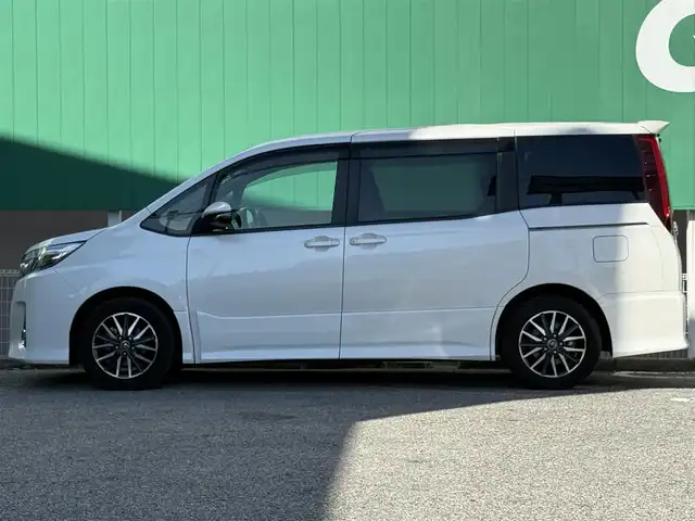 トヨタ ノア Si 千葉県 2014(平26)年 8.1万km ホワイトパールクリスタルシャイン ９インチ純正フルセグナビ（ＮＳＺＴ－Ｙ６２Ｇ）/両側パワースライド/バックカメラ/ＥＴＣ/前後ドライブレコーダー/ステアリングスイッチ/純正フロアマット/ステアリングスイッチ/アイドリングストップ/後席サンシェード/DUALエアコン/オートライト/スペアキー1本