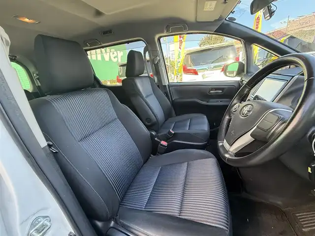 トヨタ ノア Si 千葉県 2014(平26)年 8.1万km ホワイトパールクリスタルシャイン ９インチ純正フルセグナビ（ＮＳＺＴ－Ｙ６２Ｇ）/両側パワースライド/バックカメラ/ＥＴＣ/前後ドライブレコーダー/ステアリングスイッチ/純正フロアマット/ステアリングスイッチ/アイドリングストップ/後席サンシェード/DUALエアコン/オートライト/スペアキー1本