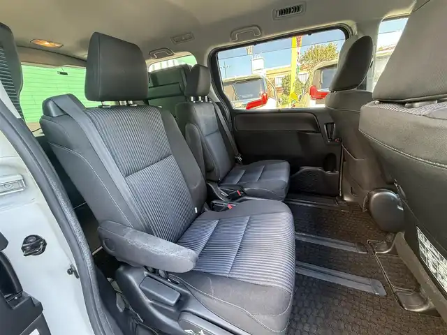 トヨタ ノア Si 千葉県 2014(平26)年 8.1万km ホワイトパールクリスタルシャイン ９インチ純正フルセグナビ（ＮＳＺＴ－Ｙ６２Ｇ）/両側パワースライド/バックカメラ/ＥＴＣ/前後ドライブレコーダー/ステアリングスイッチ/純正フロアマット/ステアリングスイッチ/アイドリングストップ/後席サンシェード/DUALエアコン/オートライト/スペアキー1本