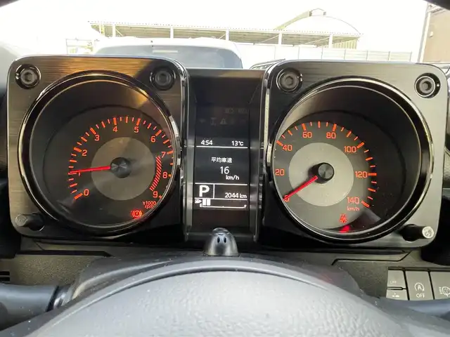 スズキ ジムニー XC 滋賀県 2023(令5)年 0.2万km ジャングルグリーン 社外ナビ/CD/DVD/Bluetooth/フルセグテレビ/バックカメラ/セーフティサポート/・デュアルセンサーブレーキサポート/・誤発進抑制機能/・車線逸脱警報機能/・ふらつき警報機能/・先行車発進お知らせ機能/・標識認識機能/アイドリングストップ/クルーズコントロール/LEDヘッドライト/オートライト/フォグランプ/シートヒーター/ドライブレコーダー