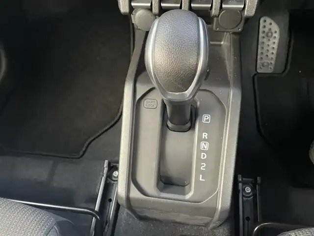 スズキ ジムニー XC 滋賀県 2023(令5)年 0.2万km ジャングルグリーン 社外ナビ/CD/DVD/Bluetooth/フルセグテレビ/バックカメラ/セーフティサポート/・デュアルセンサーブレーキサポート/・誤発進抑制機能/・車線逸脱警報機能/・ふらつき警報機能/・先行車発進お知らせ機能/・標識認識機能/アイドリングストップ/クルーズコントロール/LEDヘッドライト/オートライト/フォグランプ/シートヒーター/ドライブレコーダー