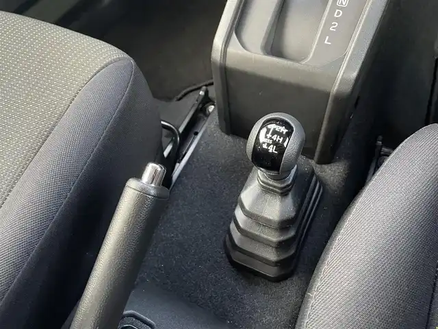 スズキ ジムニー XC 滋賀県 2023(令5)年 0.2万km ジャングルグリーン 社外ナビ/CD/DVD/Bluetooth/フルセグテレビ/バックカメラ/セーフティサポート/・デュアルセンサーブレーキサポート/・誤発進抑制機能/・車線逸脱警報機能/・ふらつき警報機能/・先行車発進お知らせ機能/・標識認識機能/アイドリングストップ/クルーズコントロール/LEDヘッドライト/オートライト/フォグランプ/シートヒーター/ドライブレコーダー
