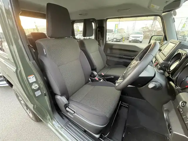 スズキ ジムニー XC 滋賀県 2023(令5)年 0.2万km ジャングルグリーン 社外ナビ/CD/DVD/Bluetooth/フルセグテレビ/バックカメラ/セーフティサポート/・デュアルセンサーブレーキサポート/・誤発進抑制機能/・車線逸脱警報機能/・ふらつき警報機能/・先行車発進お知らせ機能/・標識認識機能/アイドリングストップ/クルーズコントロール/LEDヘッドライト/オートライト/フォグランプ/シートヒーター/ドライブレコーダー